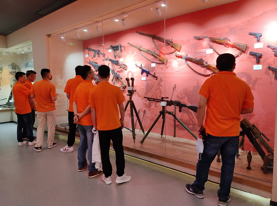 公司党支部组织全体党员和积极分子参加主题教育活动